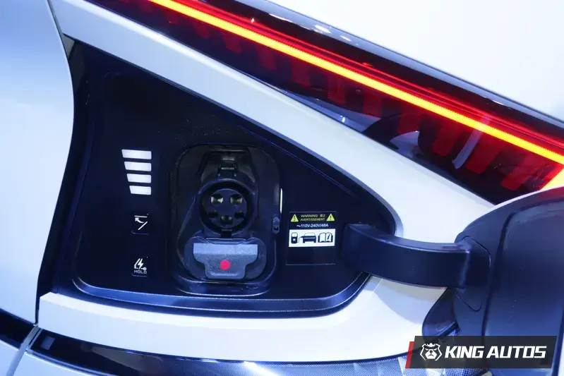 小改款車型的充電口位在右後方