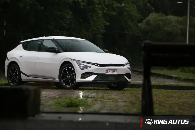 本次試駕車款為小改款Kia EV6車系中的頂規GT Line車款。相較於小改款前，電池容量加大，並換上全新Star Map外型設計語彙。建議售價維持208.9萬元起。Kia小改款後主打續航里程，目前僅提供單馬達後輪驅動車型，暫無雙馬達車款，包含性能取向的GT車款也暫無提供。