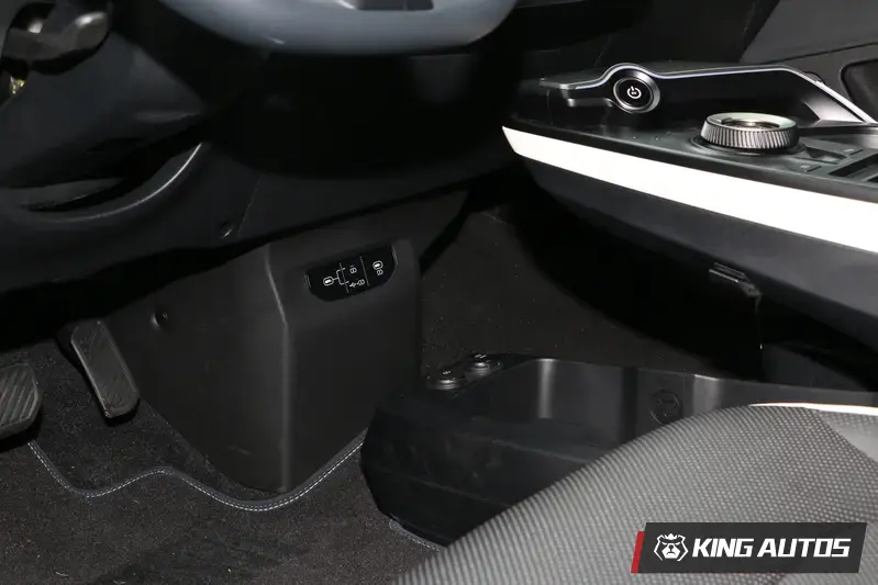 車內充電口都是type c，中央鞍座扶手下方有個相當大的置物空間。
