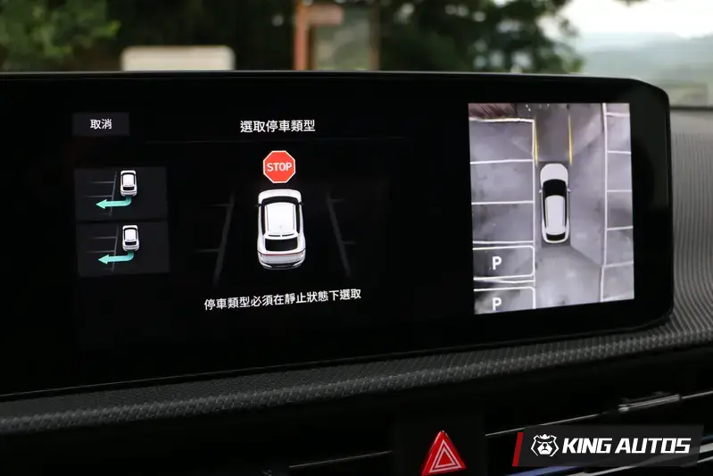 小改款後的自動停車系統可偵測地上標線，兩側都沒車也可以運作。