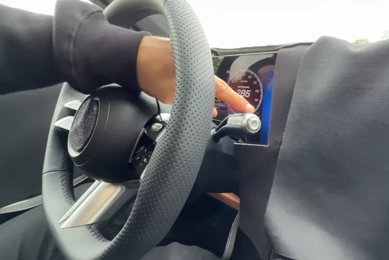 懷檔的按鍵，在油車上為P檔，因應電動車改成電源符號。