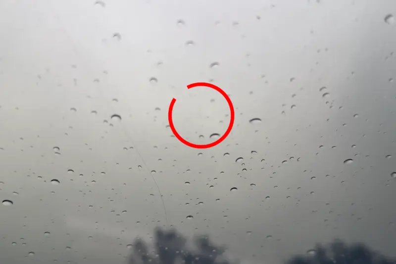最後一張，來看看玻璃車頂上的三芒星。看不到的話...就等實車進駐全台展間吧(逃~~~