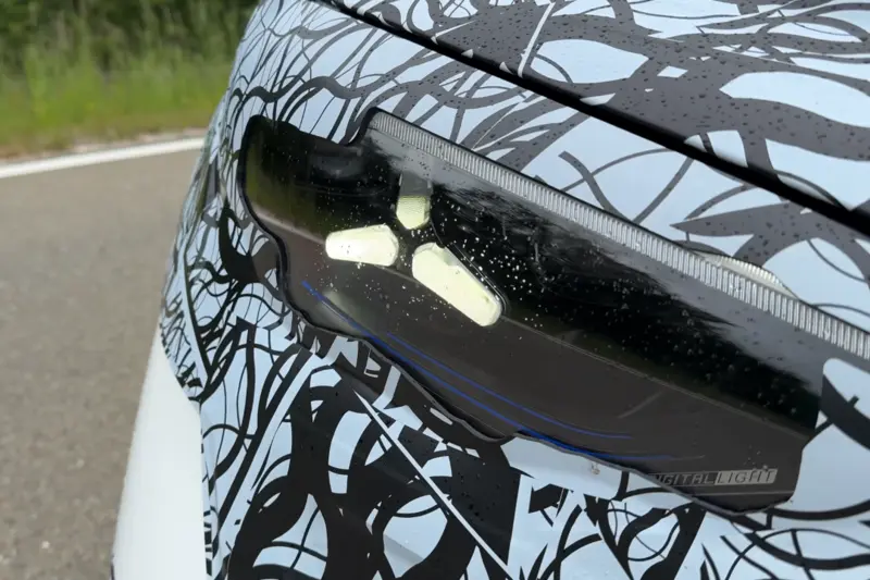 車頭燈融入三芒星意象