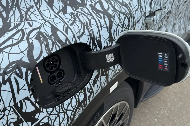試乘車的充電口為CCS2，台灣目前的賓士電動車都是CCS1。