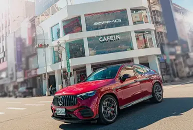 《Mercedes-AMG》今夏聯名CAFE!N咖啡店 白金會員請你喝一杯