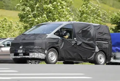 首次曝光｜小改款《Hyundai Staria》科幻外型再進化 有望再增油電動力