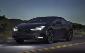 2026 年式 Toyota Prius PHEV 酷黑登場！全新 Nightshade Edition 釋放黑暗魅力