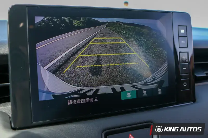 R檔一掛，中控螢幕馬上切換成車尾畫面。