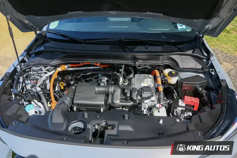 HR-V e:HEV搭載1.5升Atkinson循環自然進氣引擎，可視駕駛情況用來發電或驅動車輛，引擎最大馬力為106匹。引擎室要不改叫發電機室(誤！