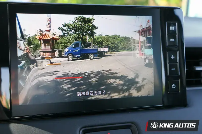 右轉方向燈一打，中控螢幕馬上切換成右側盲區畫面。