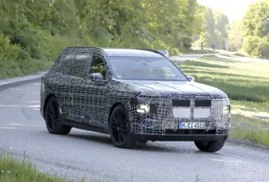 首次曝光｜大改款《BMW X7》改用蝶翼車門把手 歐規恐取消V8引擎