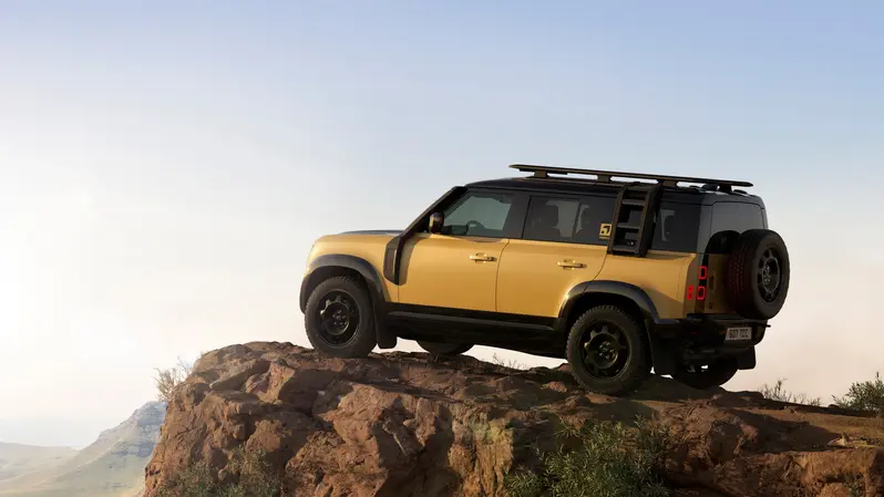 Defender 110 Trophy Edition 限定版提供沙光深黃 (Deep Sandglow Yellow) 車色