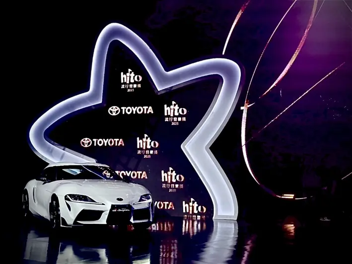 Toyota GR Supra Track Edition 提供「炫馳藍」、「礦石灰」和圖片中的「消光白」三款全新車色選擇。其中，消光白車色為特仕車專屬，常規販售車款的白車色為「晝光白」。