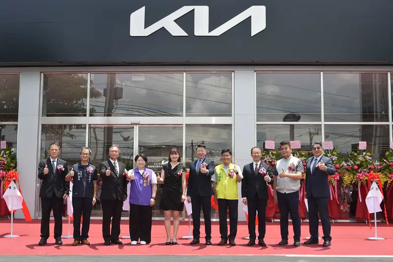 Kia台中沙鹿3S展示中心在創睿汽車董事長趙季耘（左五）、總經理蔡政男（左三）與Kia總代理台灣森那美起亞董事長劉家輝（右五）帶領團隊共同剪綵，現場眾多地方仕紳與貴賓蒞臨共襄盛舉。