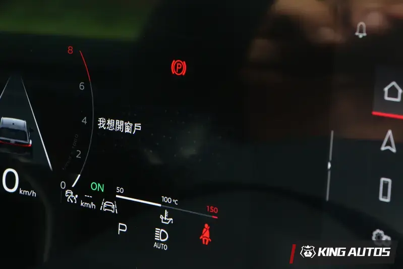 這輛車的車機系統支援聲控功能，聽得懂簡單的句子，你說的話會顯示在數位儀表上，並同步動作。聲控功能可以調整空調溫度、音量大小，以及車窗啟閉...等。