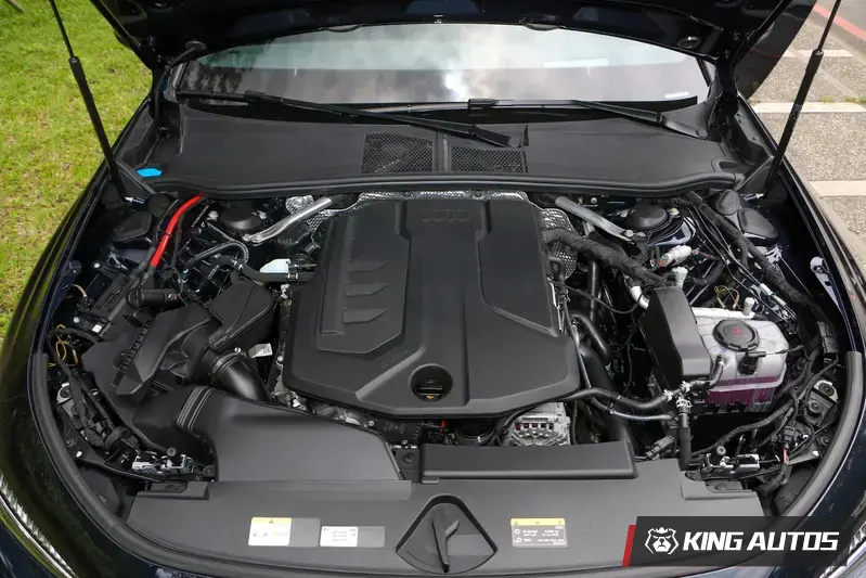 台灣第一個搭載EA888 EVO5的車系來嚕！就是Audi B10 A5。引擎室內沒有橘色高壓線，也就是說這套動力系統沒有任何油電系統輔助。