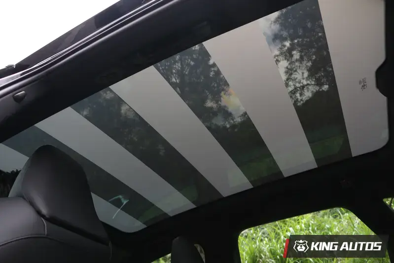 車頂的電控玻璃可自己調整明暗變化