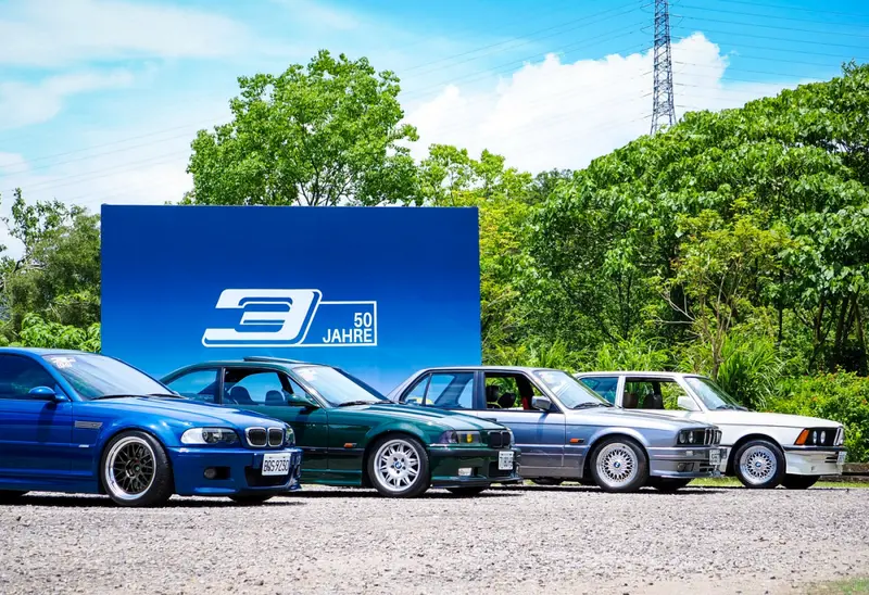 自1975年問世以來，BMW 3系列便奠定了豪華中型房車的市場標準。承襲經典2002車型的輕量化後驅架構與靈活操控基因，從初代E21至現行第七代G20，始終貫徹純粹駕馭的品牌精神，持續引領豪華運動房車的發展趨勢。今年，3系列迎來誕生50週年重要里程碑，成為橫跨半世紀的經典代表
