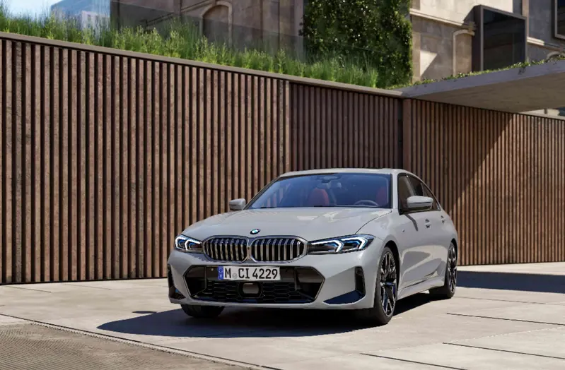 全新BMW 3系列豪華運動房車延續了經典長車頭、短前懸的設計，以靈活的設計筆觸勾勒出雙肋直柵式水箱護罩，搭配兩側的光型變化智慧LED頭燈，倒L型日行燈與燈組內的藍色飾條交織出全新BMW 3系列不容錯認的銳利目光。在台建議售價219萬元起。