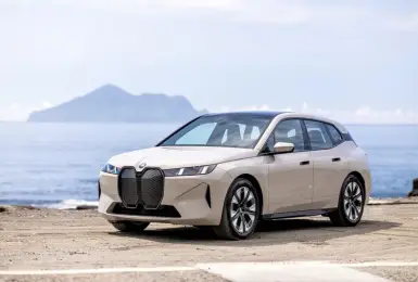 小改款《BMW iX》入手門檻降10萬 續航增加167公里 新增M Sport套件與多項配備
