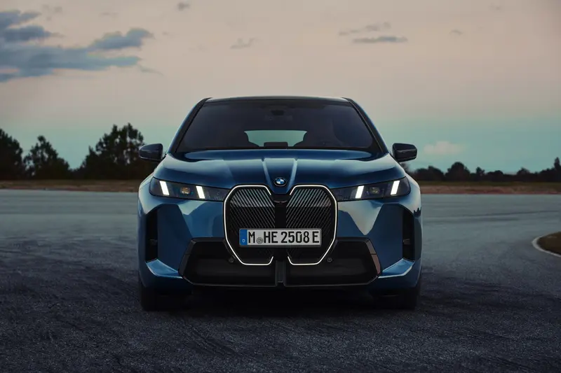 全新BMW iX車頭採用嶄新造型設計的BMW飾光水箱護罩，融合簡約斜紋設計與自體修復塗層，打造獨具科技質感的品牌識別，銳利的LED頭燈搭配經典四眼造型日行燈，營造強烈視覺張力，並首度標配M Sport運動化套件，打造更具張力與跑格的動感外觀