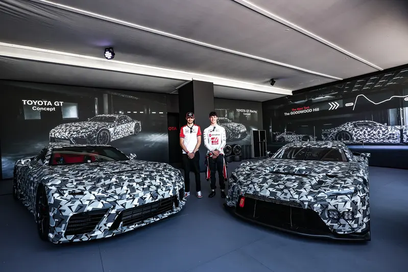 TOYOTA GT Concept(右邊)沒有尾翼，預計為Lexus LFA的後繼車款。TOYOTA GT Racing Concept是賽道用車，車尾多了尾翼，車頭進氣口面積較大。