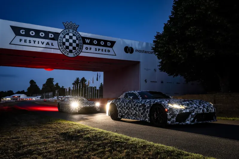 前面那台是TOYOTA GT Concept，後面則是賽道用車TOYOTA GT Racing Concept。