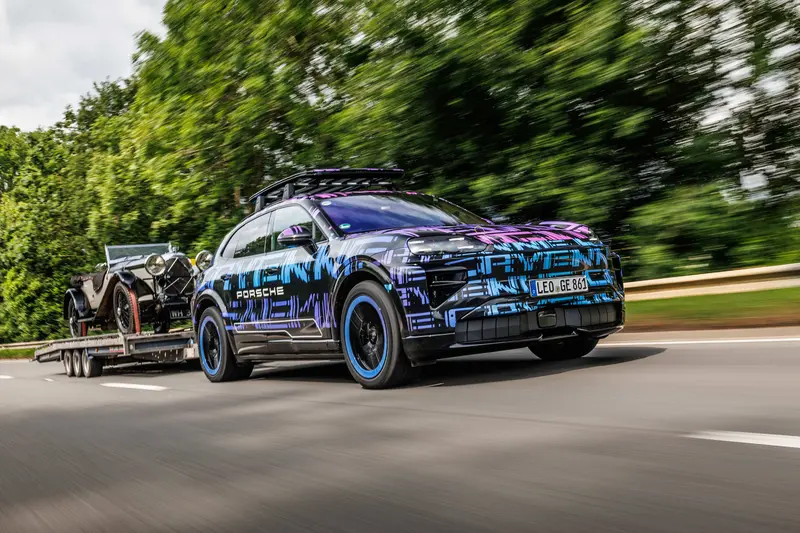 這輛醒目偽裝的原型車將於2025年7月10日至13日在Goodwood速度嘉年華盛大展出。