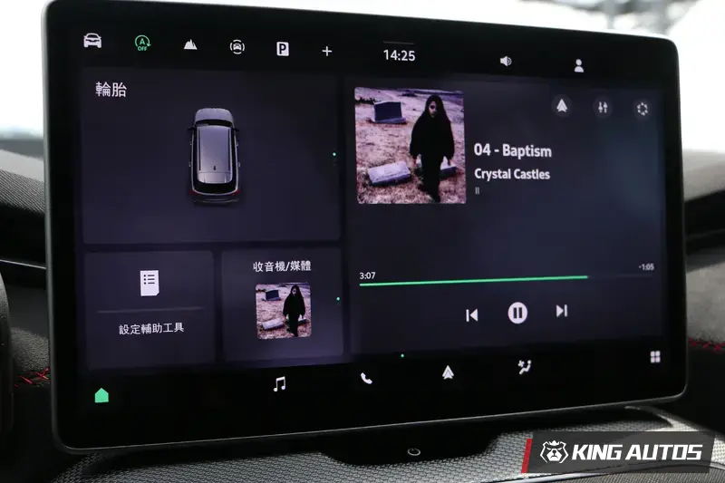 14吋中控螢幕，右上角為待速熄火開關，車機系統可支援無線的手機android auto連線。