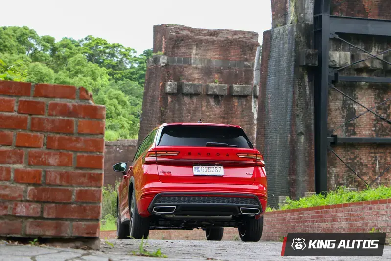 車尾採用雙邊單出方形尾管鋪陳
