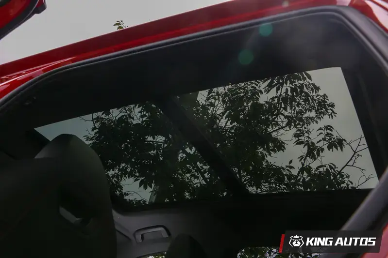 全景式玻璃天窗，可以為車艙帶來更好的透光效果。