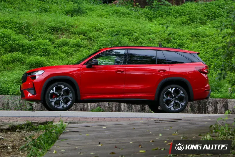 D柱黑化，營造出懸浮式車頂的視覺感受。