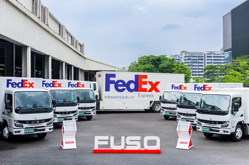 商用車領導品牌 FUSO 攜手全球物流龍頭 FedEx 交付台灣市售首款電動輕型貨卡 eCanter，共同實踐永續物流，邁向碳中和願景 (圖由 DTAT 提供)