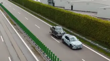 想換V8引擎？！ 《Mercedes-Benz GLC》拖著300 SEL 6.3狂奔