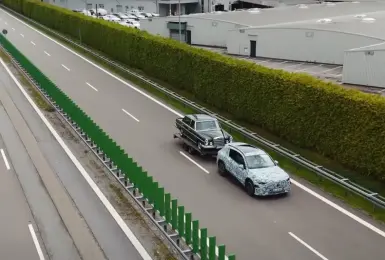 想換V8引擎？！ 《Mercedes-Benz GLC》拖著300 SEL 6.3狂奔