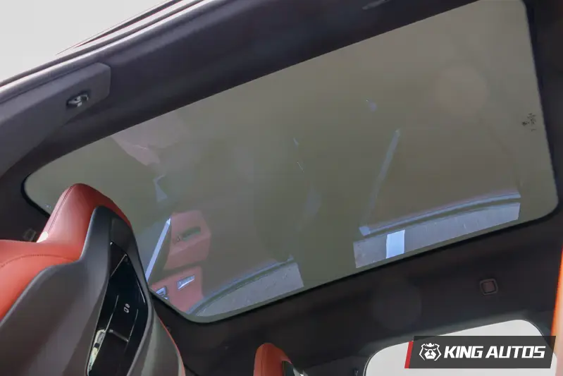 車頂玻璃可以霧化，減少陽光射進車艙。