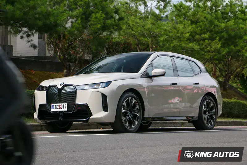 在M Sport套件的妝點下，黑黑的車頭下氣壩讓車頭看起來更為內斂。