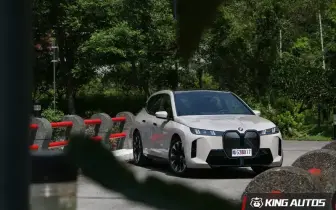 小改款《BMW iX xDrive45 M Sport》試駕報導｜豪華車艙愛不釋手 續航&輸出同步提升