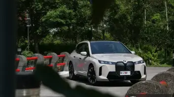 小改款《BMW iX xDrive45 M Sport》試駕報導｜豪華車艙愛不釋手 續航&輸出同步提升