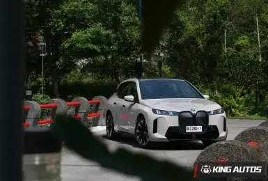 小改款《BMW iX xDrive45 M Sport》試駕報導｜豪華車艙愛不釋手 續航&輸出同步提升