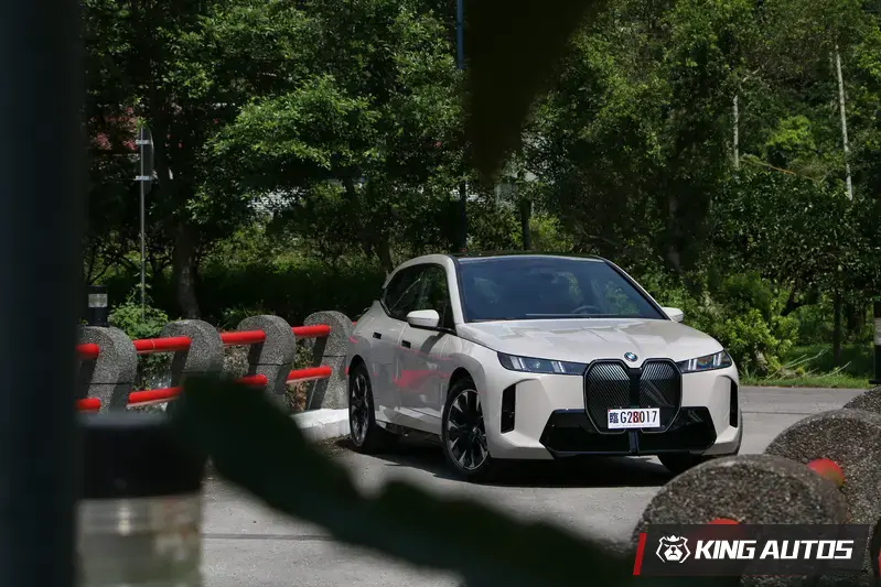 本次試駕車款為改用SiC碳化逆變器，讓續航與綜效輸出都有感提升的小改款BMW iX xDrive45 M Sport，建議售價368萬元起。