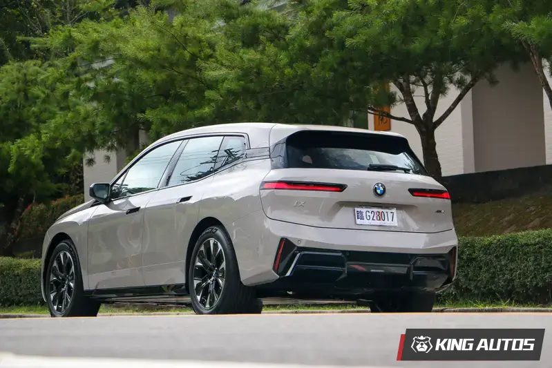 BMW iX在小改款後首次導入M Sport套件，車尾後下擾流更顯運動氣息。