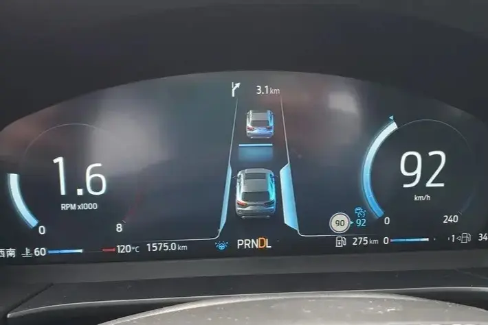 ▲ 車道置中功能可依照駕駛需求，將車輛置中、偏左，或是偏右行駛。