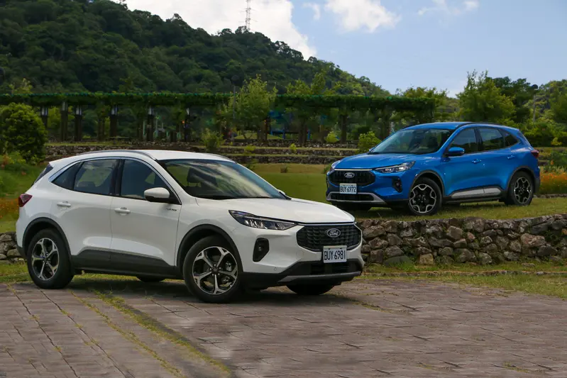 ▲ 福特六和中期改款Ford Kuga車系配備再升級，1.5T Vignale(白車)、 1.5T Active(藍車)雙車型炙手可熱。本(7)月1.5T Active車型優惠再加碼，優惠總價值近9萬元，搭配政府舊換新下殺至96.9萬元。