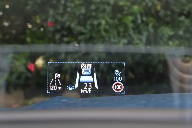 ▲ 1.5T Active升級HUD 抬頭顯示器，畫質相當細膩，並支援 Turn By Turn 導航顯示。