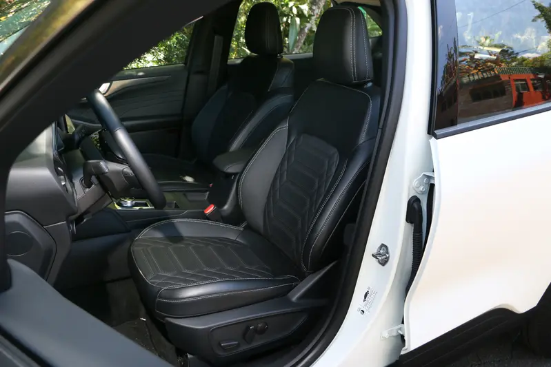 ▲ 1.5T Vignale雙前座採用Ford Sensico