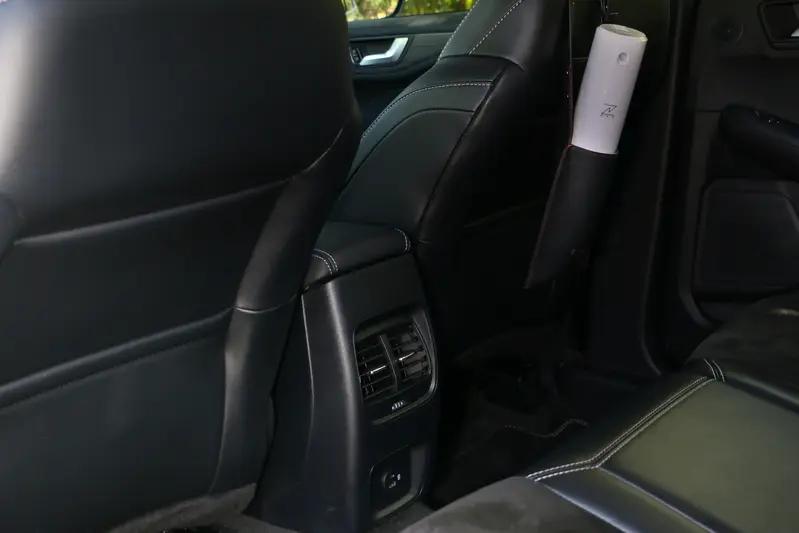 ▲ 全車系標配後排氣出風口，下方另提供兩個手機充電口