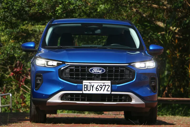 ▲ 1.5T Active車款首度導入 Ford 最新 Pixel AI 預判型動態照明系統，除了延續固有 Glare Free 智慧型防眩光遠光燈功能外，該頭燈組透過 126 顆 LED 晶片及可獨立控制的 96 組 Pixel 照明元件，最遠可偵測 800 公尺外的路況。