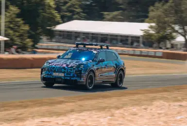 純電《Porsche Cayenne》9月發表前再創紀錄