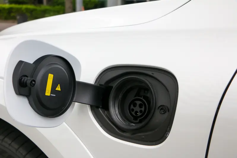 ▲ J1772的充電口位於車輛左前方葉子板。充電條件許可下，最快5小時就能將電池充飽電。